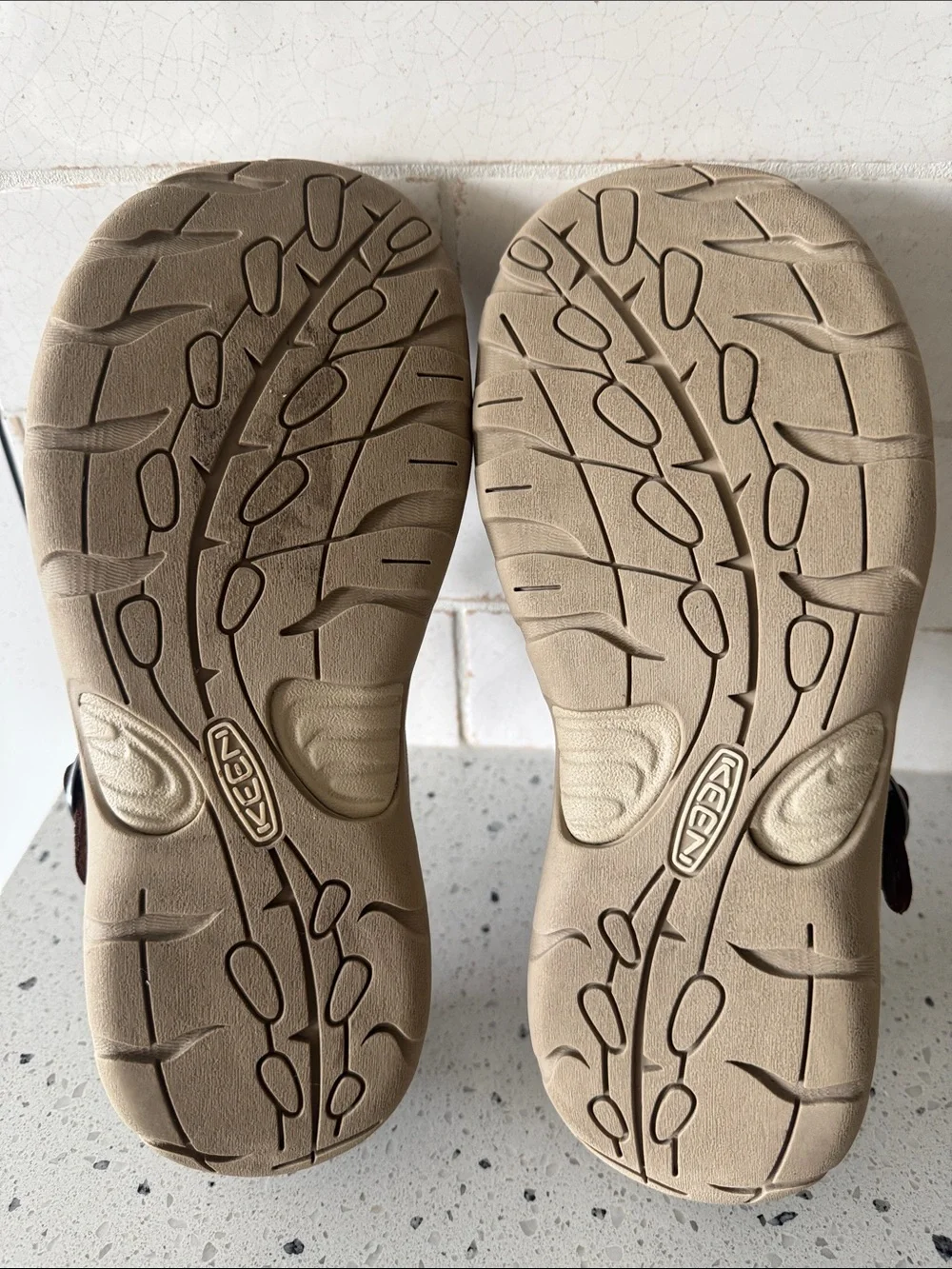 KEEN Women's Presidio II Cross Strap Dark Earth Oiled Leather Casual Size 9 EUC